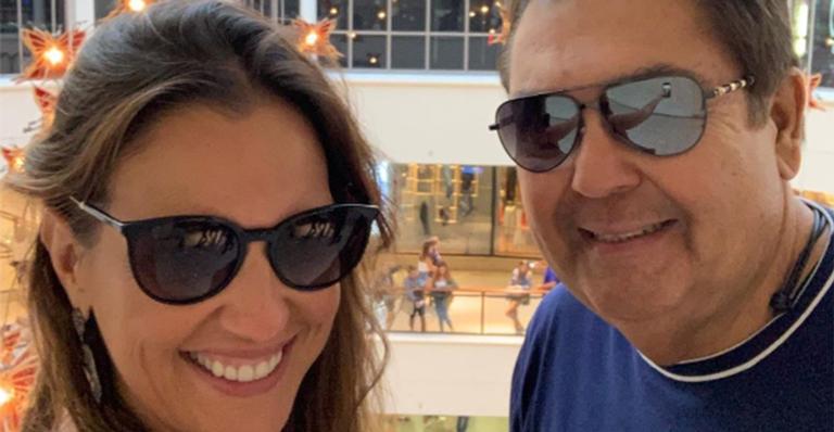 Mulher de Faustão posa com o filho e semelhança com o apresentador dá o que falar