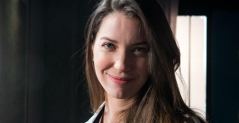Nathalia Dill posa de topless na cama e deixa seguidores babando
