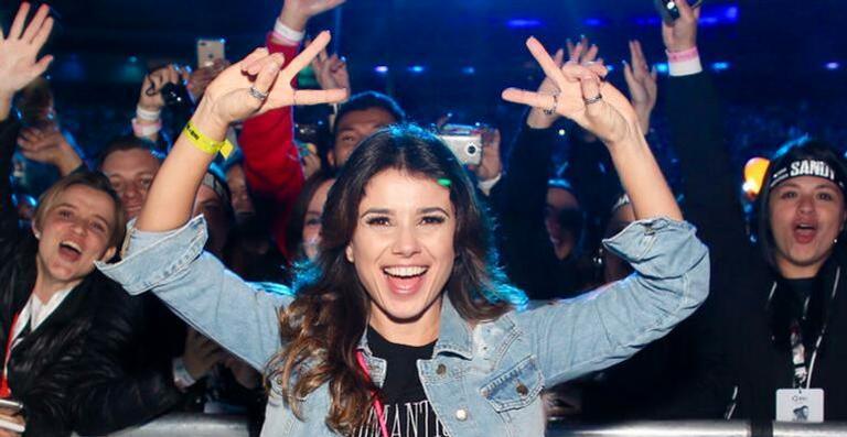 Paula Fernandes beija muito o namorado gato no show de Sandy e Júnior