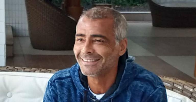 Após terminar namoro, Romário é flagrado com loira misteriosa em clima intimista