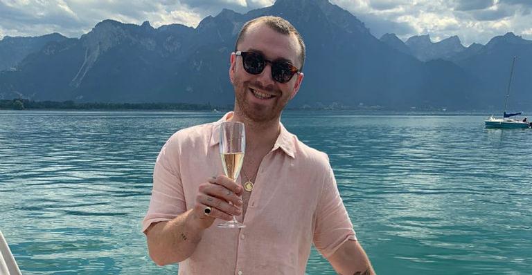 Sam Smith compartilha foto ousada nas redes e surpreende fãs: ”Corpo de verão”