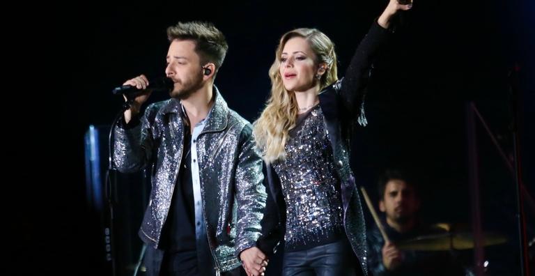 Bombou! Famosos curtem o segundo show da dupla Sandy e Junior na noite fria da capital de São Paulo