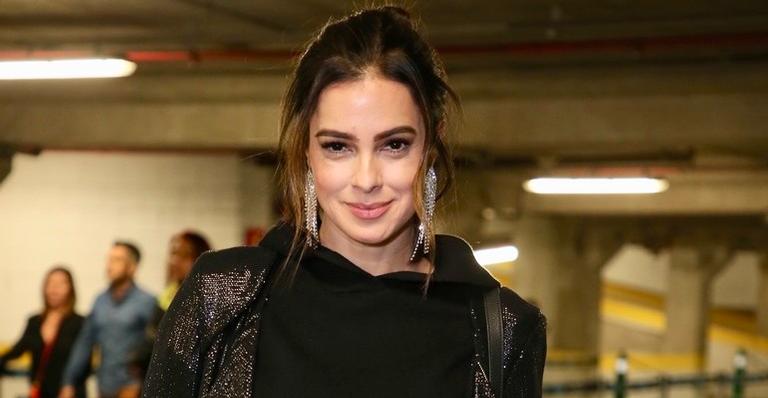 Com barriga de fora, esposa de Rodrigo Faro rouba a cena em show de Sandy & Junior
