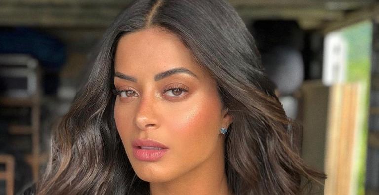 Na praia, Aline Riscado empina o bumbum e quebra a web: ”Que corpão!”