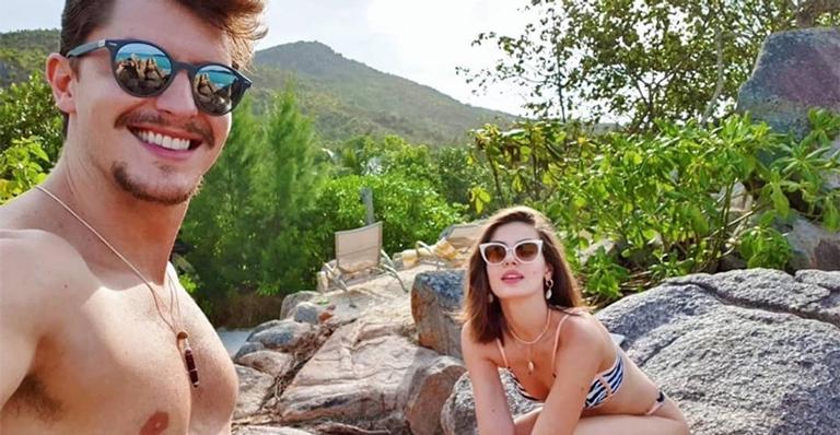 Camila Queiroz e Klebber Toledo se hospedam em resort com diárias de até R$ 40 mil