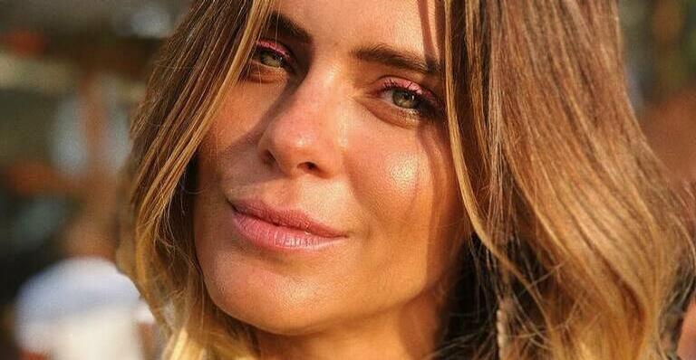 Carolina Dieckmann relembra momento feliz da mãe: ”Vendo a sua vida como um filme”