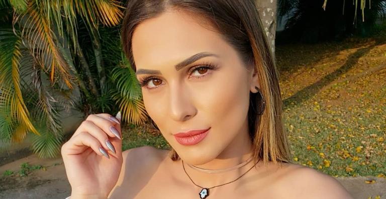 Usando apenas uma calcinha fio dental, Lívia Andrade eleva temperatura ao exibir bumbum nas redes