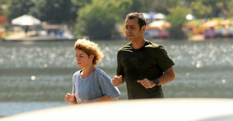 Rara aparição! Marcos Palmeira é flagrado correndo ao lado da esposa