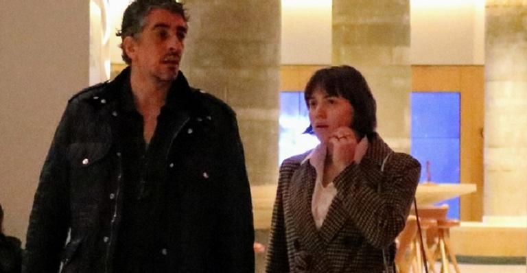 Sem mostrar a barriga, Letícia Colin é vista com Michel Melamed durante passeio em shopping