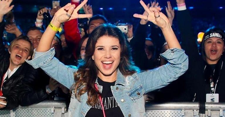 Paula Fernandes se emociona em turnê de Sandy & Junior: ”Chorei o show inteiro”