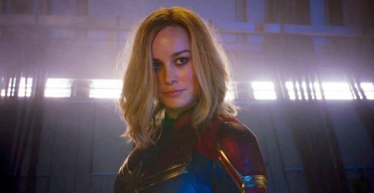 Brie Larson, a Capitã Marvel, compartilha vídeos cantando sucessos de Miley Cyrus e Ariana Grande