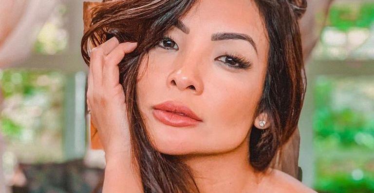 Com biquíni mínimo, Carol Nakamura é flagrada exibindo corpão na praia de modo natural