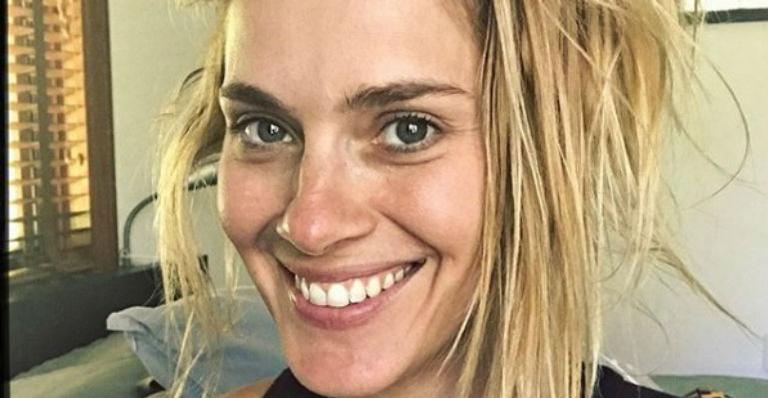 Carolina Dieckmann emociona ao relembrar a mãe: ”Morrer um pouco todo dia”