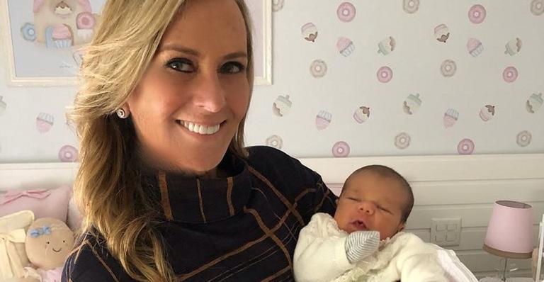 Helô Pinheiro encanta com nova foto ao lado da neta Manuella: ”Só sorrisos para vovó”