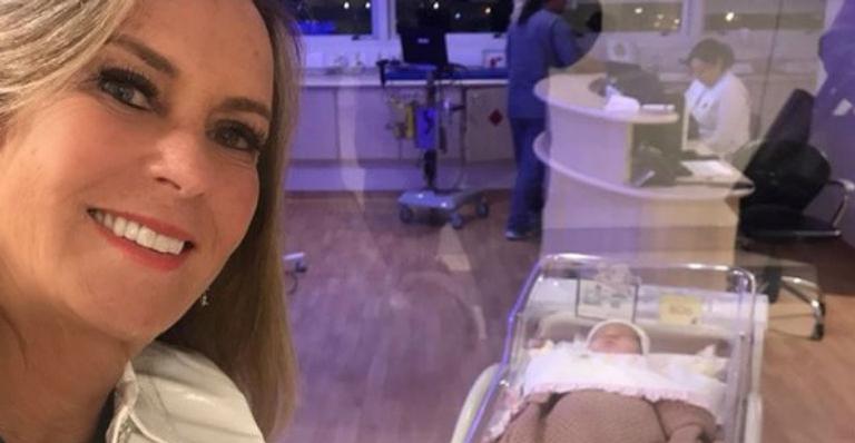Mãe de Ticiane Pinheiro explode o fofurômetro ao compartilhar foto com a neta