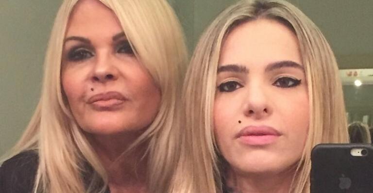 Monique Evans faz tatuagem com o nome da namorada e Cacá Werneck revela que elas vão se casar