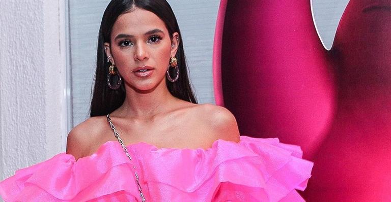 Bruna Marquezine surge só de toalha em clique sensual de Mario Testino: ”Deusa”
