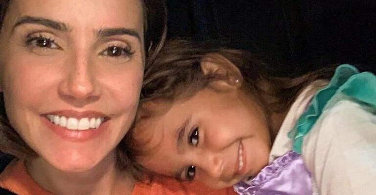 Deborah Secco explode o fofurômetro ao mostrar Maria Flor se maquiando e fazendo penteado