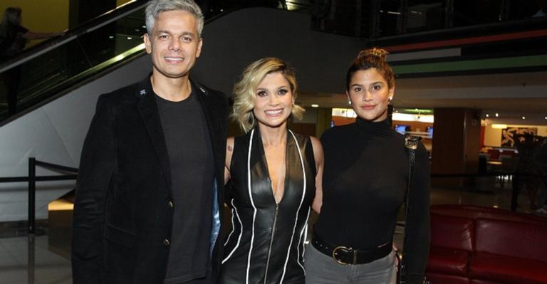 Giulia Costa prestigia a mãe, Flavia Alessandra, em lançamento do filme ‘O Amor Dá Trabalho’