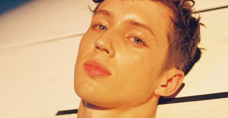 Troye Sivan se revolta após entrevistador questionar sobre sua intimidade sexual: ”Invasivo”