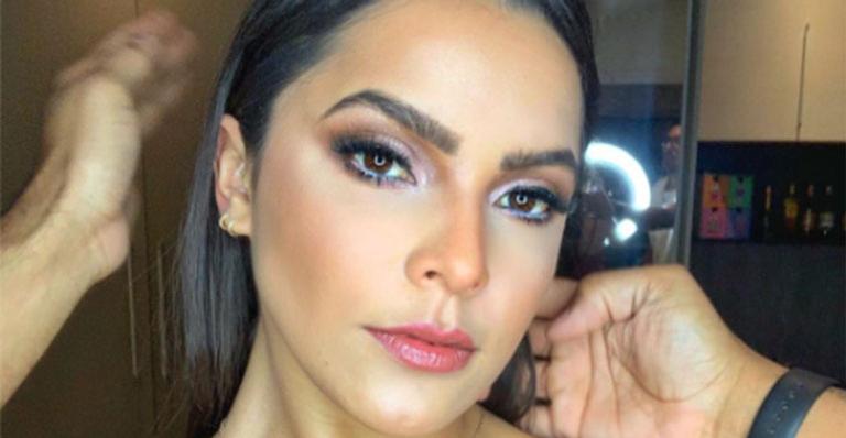 Ex-BBB Emilly dispensa lingerie em clique ousado com vestido vermelho
