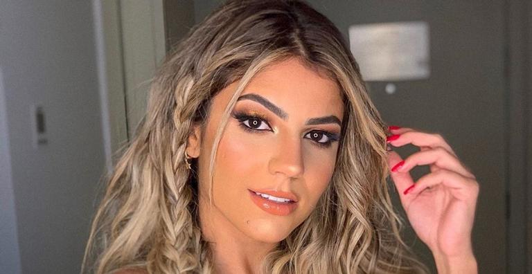 Ex-BBB Hariany Almeida compartilha clique sensual na piscina e causa na web