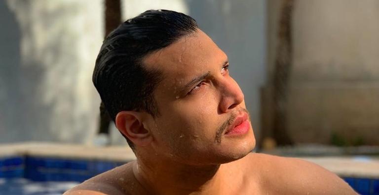 Eita! Cantor sertanejo quebra a web após foto de sunga e gera comentários: ”Perplexa”