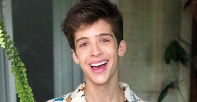 João Guilherme posta foto sem camisa e deixa parte de tatuagem à mostra: ”Jade tem sorte”