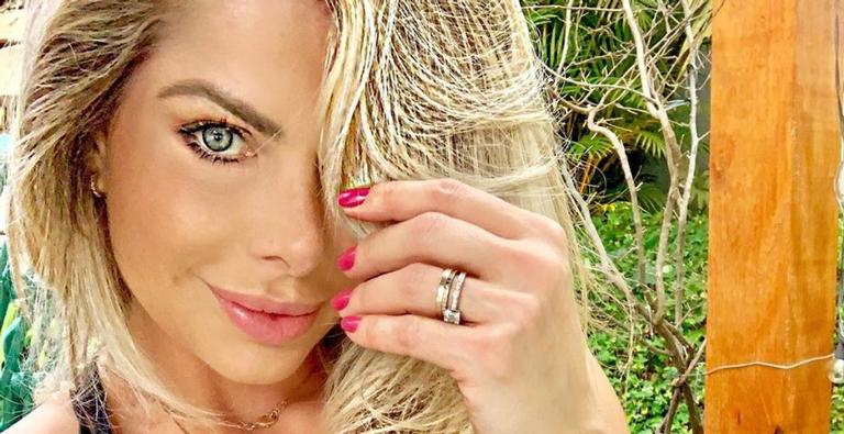 Karina Bacchi esbanja corpão ao compartilhar cliques com roupa de academia: ”Barriga chapada”