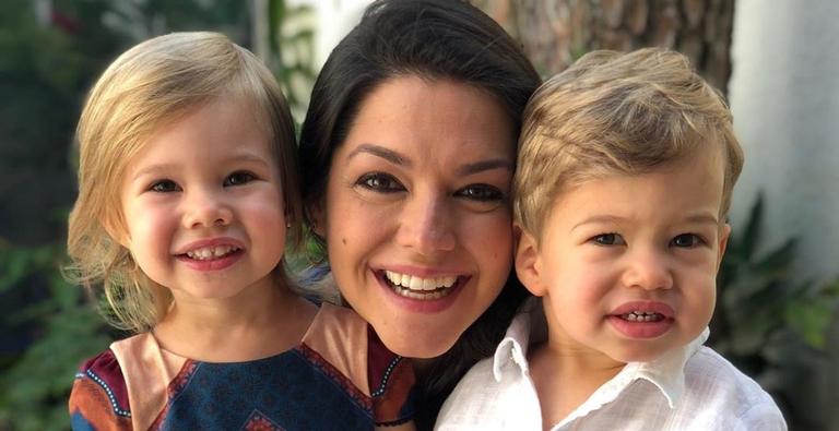 Thais Fersoza encanta a web ao dividir foto fofa de Melinda e Teodoro na piscina