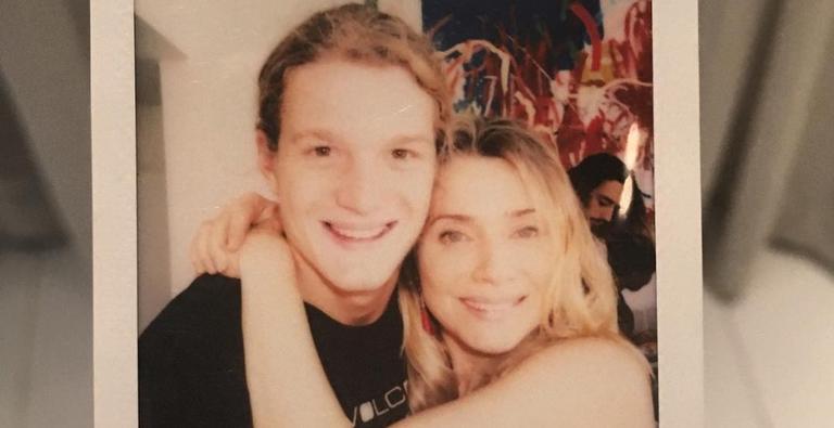 Leticia Spiller e filho purificam as energias em banho de cachoeira