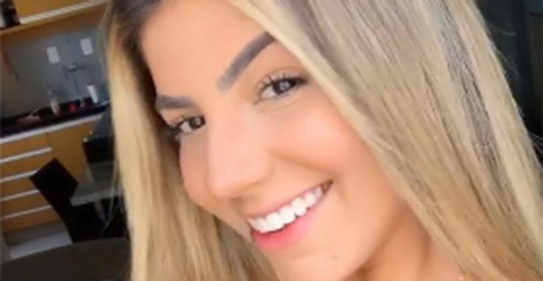 Ex-BBB Hariany posa de top PP e ostenta barriga negativa