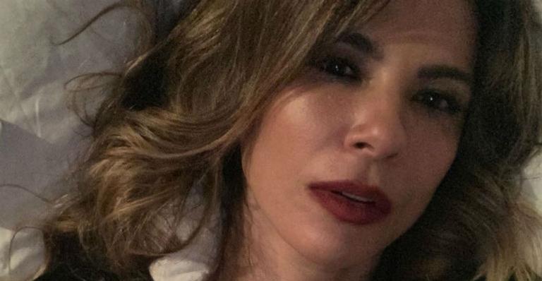 Luciana Gimenez faz a temperatura subir posando de biquíni na praia