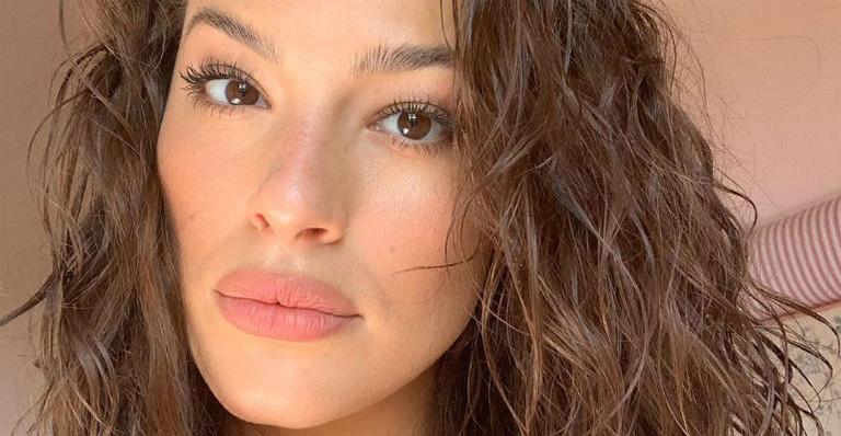 Ashley Graham exibe barrigão e recebe carinho do marido, Justin Ervin