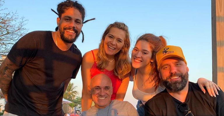 Família Lima, do BBB18, choca internautas curtindo passeio com Viegas e Caruso