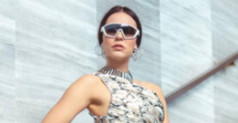 Paolla Oliveira ostenta pernão em vestido PP e causa comoção na web