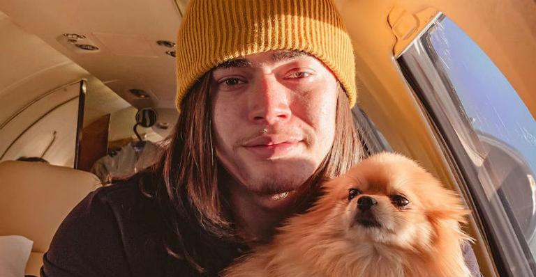Whindersson Nunes se diverte no jatinho com suas cachorras, Amora e Regina