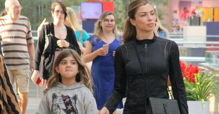 Grazi Massafera é clicada ao lado da filha Sofia, em aparição inédita