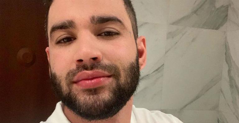 Gusttavo Lima compartilha foto com os filhos na piscina: ”Domingo em família”