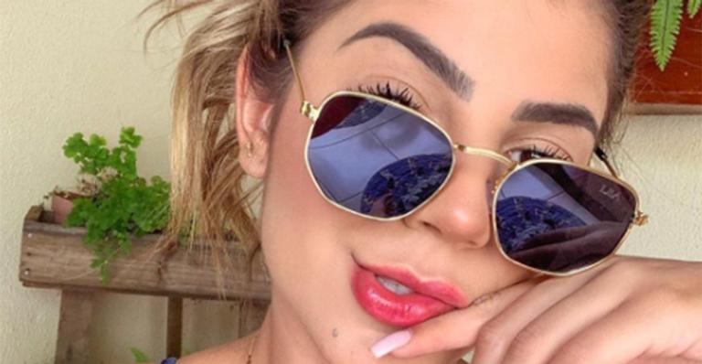 Ex-BBB Hariany sensualiza de biquíni PP e esquenta o clima na web