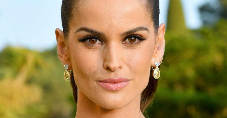 Izabel Goulart chama atenção de biquíni branco em Paris
