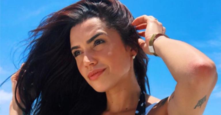 Ex-BBB Paula Amorim posa de biquíni e ostenta barriguinha trincada