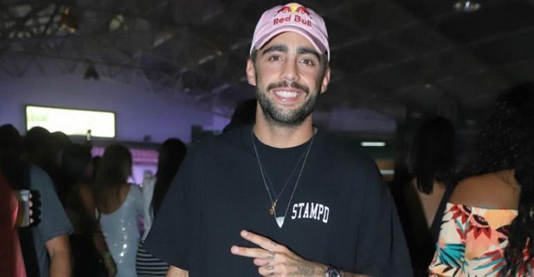 Desacompanhado, Pedro Scooby curte noitada de pagode no Rio de Janeiro