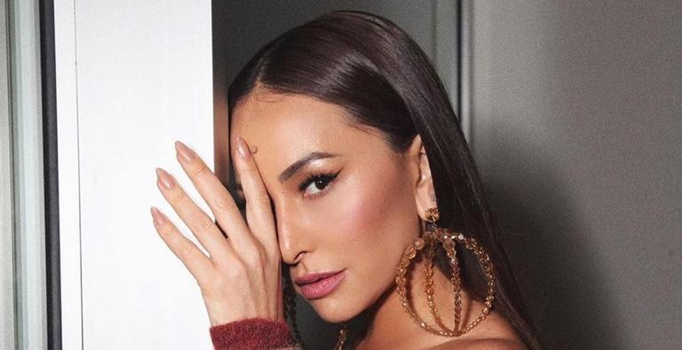 Sabrina Sato posa sexy de lingerie e brinca: ”Colocar minha filha para dormir”