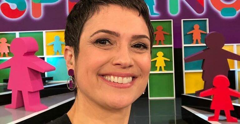 Em clique raro, Sandra Annenberg beija muito o maridão em festa de comemoração aos 50 anos do JN
