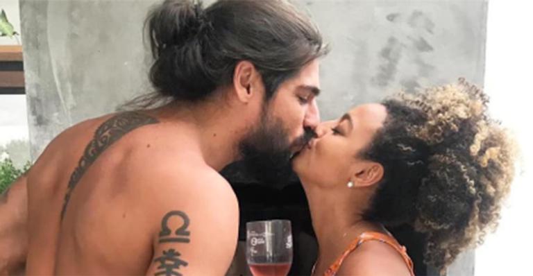 Sheron Menezzes beija o marido e esquenta o clima na web