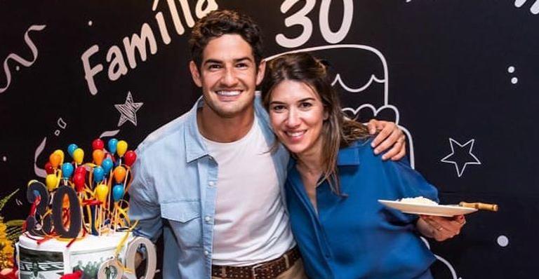 Rebeca Abravanel organiza festona surpresa para o marido, Alexandre Pato
