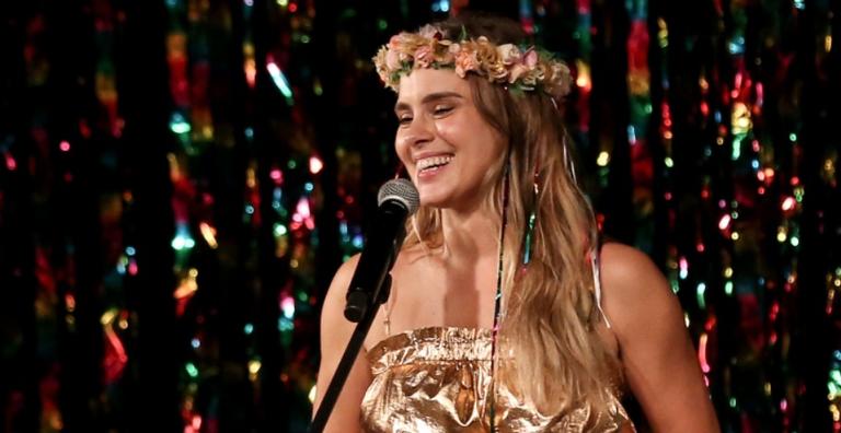 Após morte da mãe, Carolina Dieckmann retorna aos palcos e canta ”Vou de Táxi” com Angélica