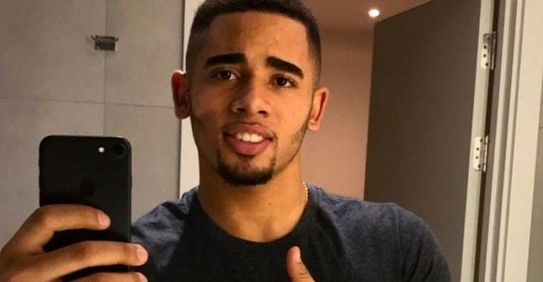Novo comprometido do pedaço, Gabriel Jesus assume romance com modelo de 19 anos