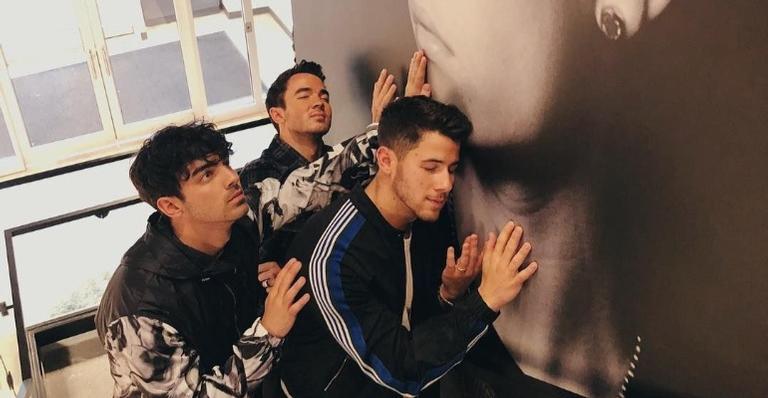 Jonas Brothers atendem pedido e fazem visita surpresa para fã com câncer em hospital